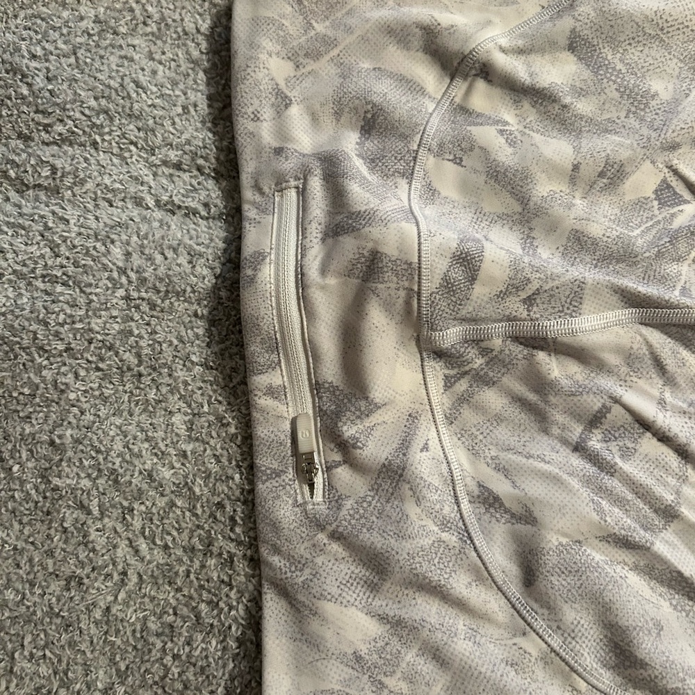 Lululemon Size 10 Euc Patterned Gray Leggings - image 3